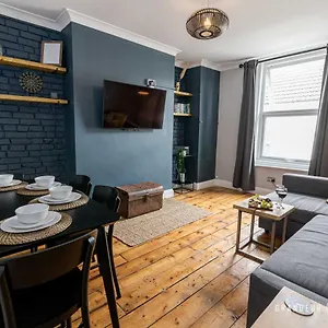 quirky-newly-renovated-central-apartment-with-parking.bournemouth-hotels.org/