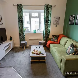lovely-2-bedroom-flat-with-parking-free-wifi.bournemouth-hotels.org/